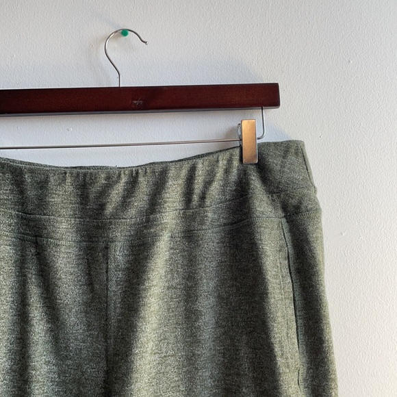 XXL HEATHERED GREEN CAPRI PANTS W/ POCKETS - Picture 1 of 6